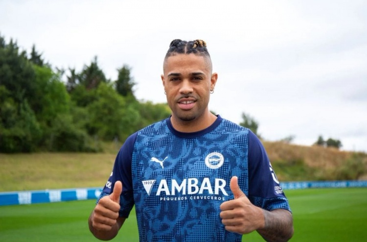 华体会hth-官方：前皇马前锋马里亚诺随阿拉维斯一线队训练