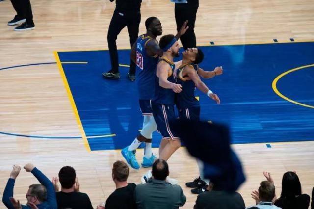 华体会网址-【现场】利刃出鞘！汤神归来勇士用逆转锁定季后赛