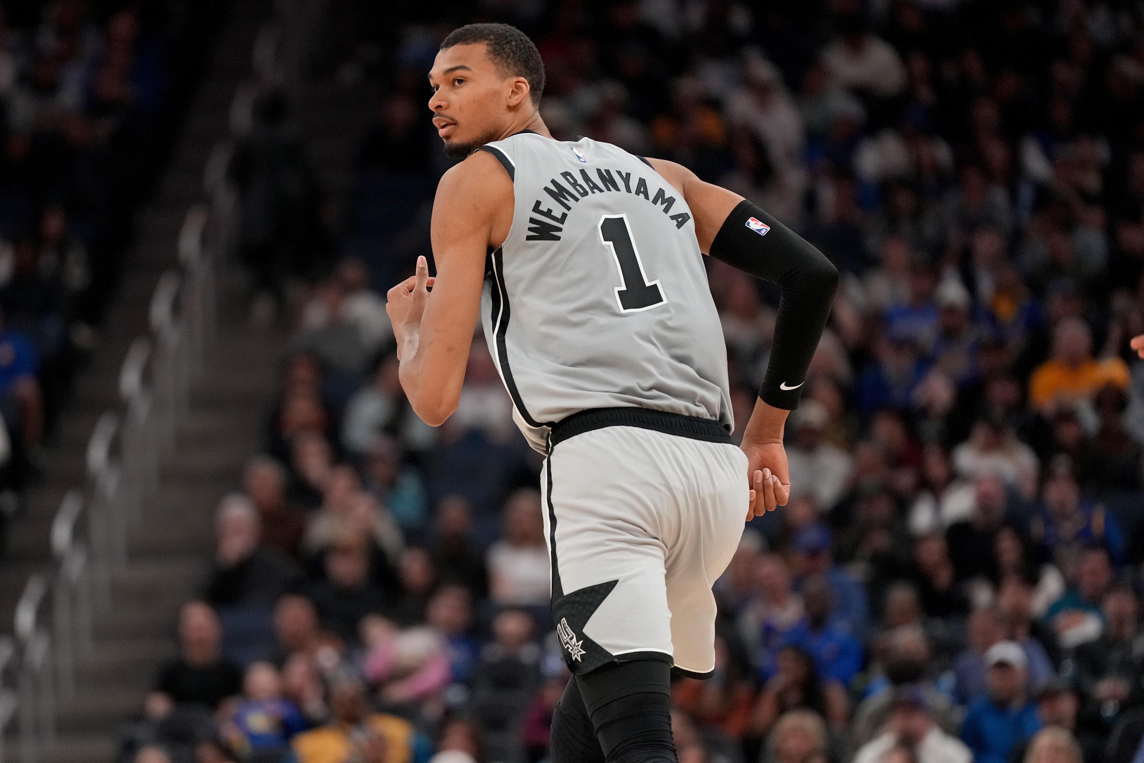 华体会网站-米奇：没有文班伤情的最新消息 他能打完上半场是积极信号